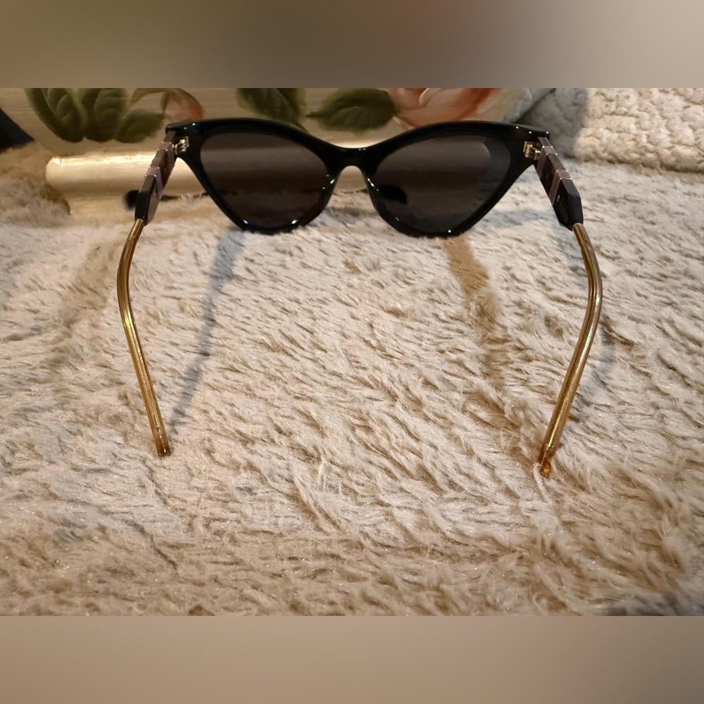 GUCCI Elegant Black Cat-Eye Sunglasses - Picture 3 of 5